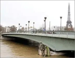  ??  ?? Le niveau de la Seine devrait atteindre un pic de 6,10 m vendredi.