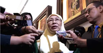  ??  ?? Dr Wan Azizah answers questions at the Parliament lobby.— Bernama photo