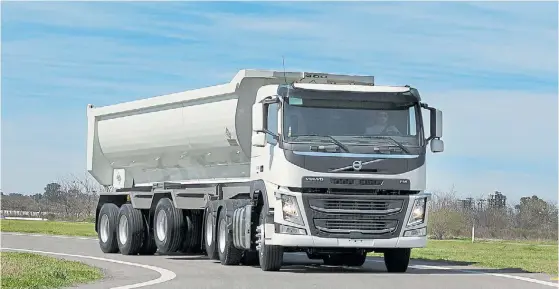  ??  ?? Arriba. Volvo FM 330 6x2T Evo Win, equipado con batea 2+1 de Baco para 52,5 toneladas.