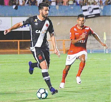  ?? CARLOS GREGÓRIO JR/VASCO.COM.BR ?? Zagueiro Luan conduz a bola no Serra Dourada: Vasco avança de fase mesmo jogando mal contra o Vila Nova