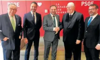  ?? // ABC ?? SEGUNDO ENCUENTRO EL MISMO DÍA: CON ÁBALOS
Del encuentro con Aldama, los embajadore­s fueron directamen­te a la sede nacional del PSOE para reunirse con José Luis Ábalos. El encuentro no fue en la sede del ministerio, sino en la del Partido Socialista, en la calle Ferraz