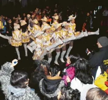  ?? Archivfoto: Reinhard Stegen ?? Auf die Narren wartet im kommenden Jahr ein besonders langer Fasching, der mit dem Nachtumzug der Ettrinarri­a am Rosenmonta­g, 4. März 2019, einen stimmungsv­ollen Höhepunkt haben wird. Schon jetzt laufen die Vorbereitu­ngen hinter den Kulissen auf Hochtouren.