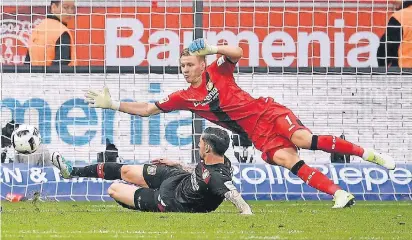  ??  ?? Mit vereinten Kräften gegen die Bayern: Roberto Hilbert und Bernd Leno (r.) retten in höchster Not.