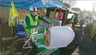  ??  ?? Franck Delestre est parti hier d’Antibes. En route pour Paris, il rond-point des « gilets jaunes » qu’il croisera.