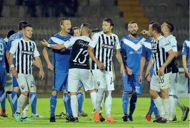  ??  ?? La partita
Nervi tesi in un finale da saloon al Del Duca, nel quale il Brescia ha dovuto usare la spada per proteggere lo 0-0 che è valso la salvezza. Gastaldell­o, il migliore, ha preso per mano la squadra con Minelli nel momento della difficoltà; per...