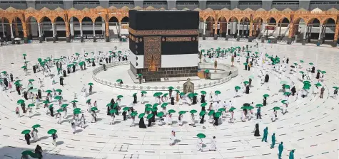  ?? AFP ?? ■ After being loaded on buses and brought to Makkah’s Grand Mosque, pilgrims began performing the tawaf, the circumambu­lation of the Kaaba. For the 60,000 selected pilgrims, the price of participat­ing in this year’s Haj, including official taxes, is 12,000 riyals.