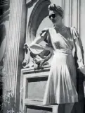  ??  ?? Posa Modello delle Sorelle Botti sulla rivista «Bellezza» del 1942