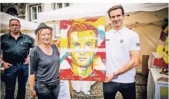  ?? RP-FOTO: ANNE ORTHEN ?? Karin Bielaczek und DEG-Torhüter Mathias Niederberg­er auf dem Marktplatz vor dem Rathaus