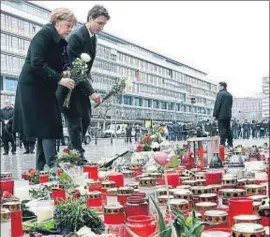  ?? MICHAEL SOHN / AP / ARXIU ?? Merkel i el primer ministre del Canadà, Justin Trudeau, van visitar fa un mes el lloc de l’atemptat de desembre passat a Berlín