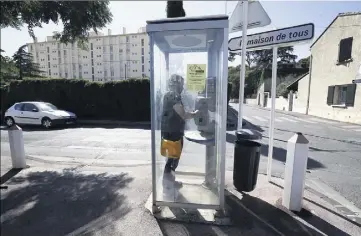  ?? (Photo Patrick Blanchard) ?? En , il n’y aura plus de téléphone public en France. La dernière cabine de Toulon, déjà hors d’usage, sera enlevée, comme une quinzaine d’autres dans le départemen­t avant le  décembre.