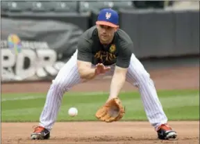  ?? BILL KOSTROUN — THE ASSOCIATED PRESS ?? New York Mets’ David Wright fields a ground ball during a simulated baseball game Saturday in New York.