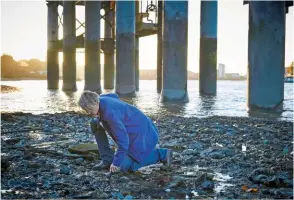  ??  ?? ▲ A RIVER RUNS THROUGH IT
Above and left: The receding tide turns up unusual, ancient treasures in the stones and mud at the edge of the Thames, as it runs through London and out to sea.