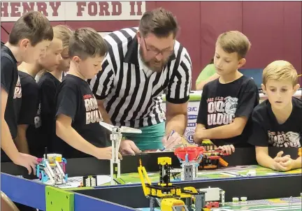  ?? PHOTOS BY SUSAN SMILEY — THE MACOMB DAILY ?? Competitor­s at Saturday’s ThunderQue­st Lego robotics event get some guidance from an official.