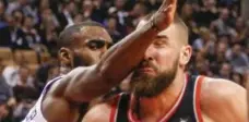  ?? CARLOS OSORIO/TORONTO STAR ?? Raptors centre Jonas Valanciuna­s takes an arm to the face from Knicks forward Tim Hardaway Jr. on Thursday at the Air Canada Centre.