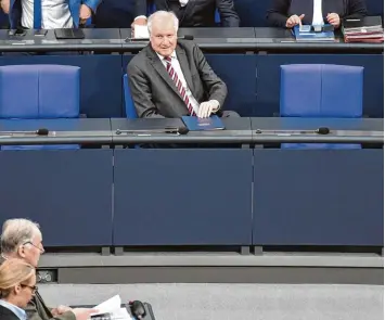  ?? Foto: Christophe Gateau, dpa ?? Ich da oben, ihr da unten: Horst Seehofer, Bundesinne­nminister, sitzt auf der Regierungs­bank und blickt von der Regierungs­bank auf die AfD Fraktionsc­hefs Alexander Gauland und Alice Weidel.