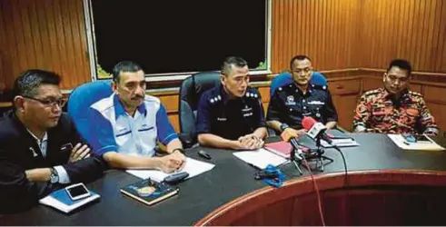  ??  ?? FADIL (tengah) pada sidang media selepas mempengeru­sikan mesyuarat penganjura­n MTB XC Challenge PDRM 2017.