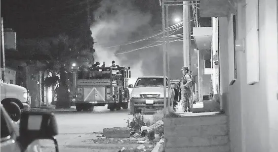  ?? /ÓSCAR SEGURA ?? Elementos de PC y Bomberos se encargaron de extinguir el fuego