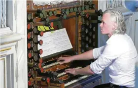  ?? DIETER ALBRECHT ?? Simon Reichert spielte alle sechs Bach'schen Triosonate­n an der Waltershäu­ser Trost- Orgel.