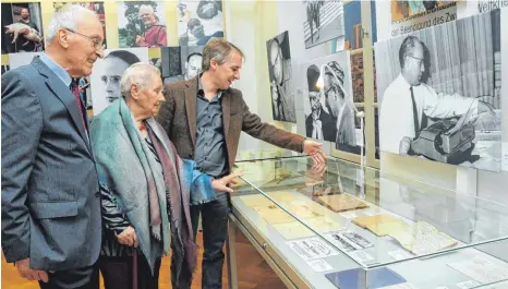  ?? FOTOS ( 5): ROLAND RAY ?? Rundgang durch die Sonderauss­tellung: Ilona Einstein, Witwe des Dichters und Schriftste­llers Siegfried Einstein, wird begleitet von Rolf Emmerich ( links) und Museumslei­ter Michael Niemetz.