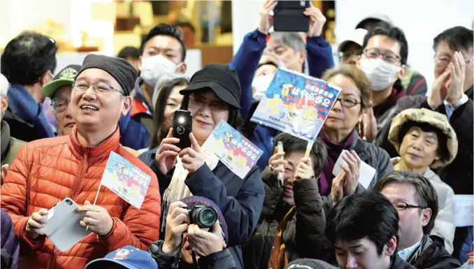  ?? The Yomiuri Shimbun ?? People celebrate at a public viewing event at Sagamihara City Museum in Sagamihara on Feb. 22 after learning the space probe Hayabusa2 had landed on the asteroid Ryugu.