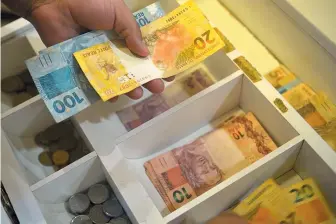  ?? MARCELO CASAL JR/AGÊNCIA BRASIL ?? O valor de saques em dinheiro em caixas eletrônico­s caiu de R$ 3 tri para R$ 2,1 tri