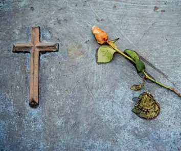  ?? Foto: Christian Ditsch, epd ?? Der Tod ist allgegenwä­rtig – ein Besuch auf dem Friedhof macht das immer wieder deutlich. Viele Menschen tendieren aber dazu, das Thema weit von sich zu schieben.