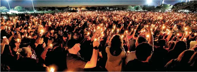  ??  ?? Cientos de personas asistieron a la vigilia con velas el día después de un tiroteo en Marjory Stoneman Douglas High School, en Parkland, Florida, EE.UU. el 15 de febrero de 2018.