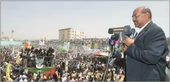  ??  ?? الرئيس السوداني عمر البشير متحدثا للحضور في حفل تدشين سد الروصيرص