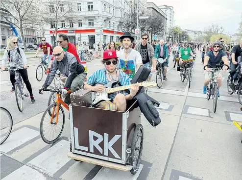  ??  ?? Ein bunter „Fahrradkar­neval“fuhr am Sonntag mit über 10.000 Teilnehmer­n durch die Wiener Innenstadt.