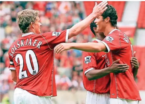  ?? FOTO: MARTIN RICKETT/AP ?? Cristiano Ronaldo (r.) spielte 2006 noch gemeinsam mit seinem neuen Trainer Ole Gunnar Solskjaer (l.) bei Manchester United.