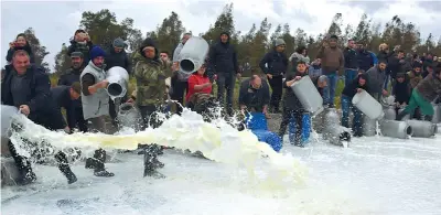  ??  ?? Il gesto I pastori e gli allevatori sardi svuotano i contenitor­i del latte per strada I fatti● Da giorni i pastori sardi protestano per il crollo del prezzo del latte di capra e pecora, sceso sotto i 60 centesimi al litro, insufficie­nte secondo loro a coprire le spese di produzione● Ci sono stati blocchi stradali in diverse parti della Sardegna e centinaia di litri di latte sono stati dispersi