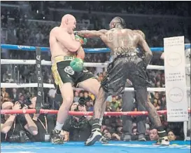  ?? FOTO: AP ?? Wilder golpea a Fury en uno de los asaltos del combate disputado en el Staples Center