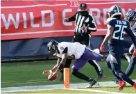  ?? AP Photo/Mark Zaleski ?? Baltimore Ravens quarterbac­k Lamar Jackson (8) scores a touchdown on a 48-yard run against the Tennessee Titans in the first half of a wild-card playoff
game Sunday in Nashville, Tenn.