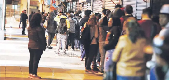  ??  ?? ► Ciudadanos extranjero­s haciendo fila para ser atendidos en el Departamen­to de Extranjerí­a, en octubre del año pasado.