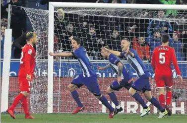  ??  ?? PALO. Los jugadores del Alavés celebran el tanto del triunfo el año pasado.