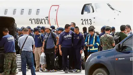  ?? — Reuters ?? That’s a wrap: Thai navy personnel preparing to depart from Chiang Rai Internatio­nal Airport after finishing the rescue mission.