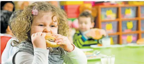  ?? FOTO: FATIHHOCA/GETTY IMAGES/ ISTOCK ?? Kinder müssen gesunde Ernährung bereits im Kleinkinda­lter lernen, um Folgekrank­heiten zu verhindern.