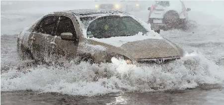  ?? STAFF PHOTO BY CHRISTOPHE­R EVANS ?? MAKING WAVES: Motorists splash through storm surge flooding along Lynn Shore Drive during a snowstorm yesterday.