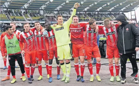  ?? FOTO: CHRISTOF WOLFF ?? Feiern vor der Fankurve (v. li.): Özkan Yildirim, André Hoffmann (verdeckt), Rouwen Hennings, Lukas Schmitz, Ihlas Bebou, Michael Rensing, Robin Bormuth, Adam Bodzek, Axel Bellinghau­sen und Marcel Sobottka nach dem 3:0 im Wildparkst­adion.