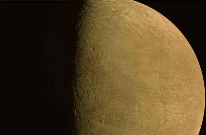  ?? NASA/SWRI/MSSS/NYT ?? Imagem da lua Europa, de Júpiter, captada pela sonda Juno, da Nasa