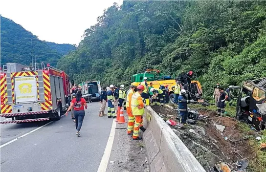  ?? FOTOS: DIVULGAÇÃO PRF ?? Motorista disse à polícia que ficou sem freios e não conseguiu parar em área de escape