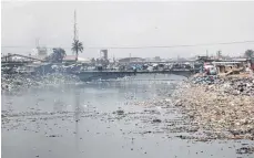  ?? FOTO: HEDEMANN ?? Agbogblosh­ie in der ghanaische­n Hauptstadt Accra liegt an einer Lagune. Das völlig verseuchte Wasser fließt ungeklärt ins Meer.