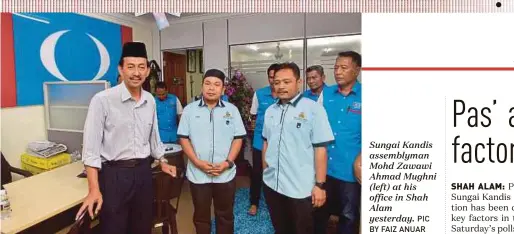  ?? PIC BY FAIZ ANUAR ?? Sungai Kandis assemblyma­n Mohd Zawawi Ahmad Mughni (left) at his office in Shah Alam yesterday.