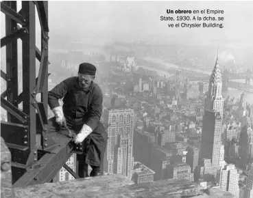  ??  ?? Un obrero en el Empire State, 1930. A la dcha. se ve el Chrysler Building.