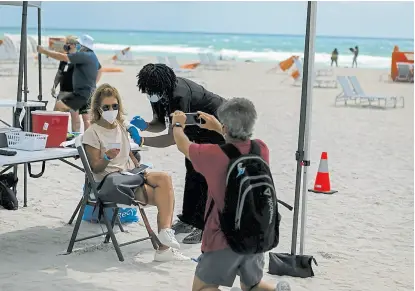  ?? Afp ?? Miami continuó ayer la vacunación en las playas con dosis de Johnson & Johnson