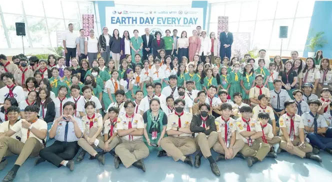  ?? ?? The Earth Day Every Day Project partners with student participan­ts from its nationwide plastics drive competitio­n.