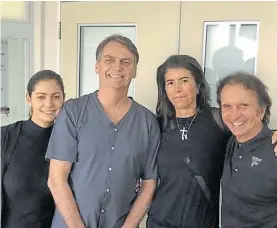  ??  ?? Sonrisas. Fittipaldi y su esposa visitaron a Bolsonaro en el hospital.