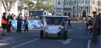  ?? Photos: Neco Bokwe ?? Spectators in Church Street was in awe of the solar powered cars.