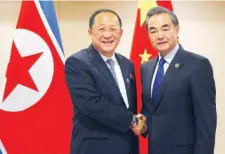  ??  ?? El ministro de Relaciones Exteriores de Norcorea, Ri Yong Ho (izq.), y su homólogo chino, Wang Yi (der.), dialogaron sobre el problema nuclear.