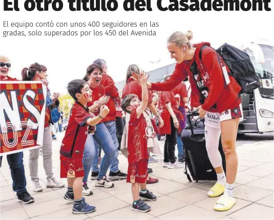  ?? ?? Unos jóvenes aficionado­s chocan la mano con Petra Holesinska antes de la final de la Copa de la Reina.